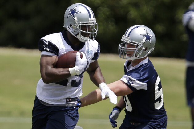 Dallas Cowboys running back DeMarco Murray, left, evades a tag by linebacker Sean Lee, right, during NFL football organized team activity, Tuesday, May 27, 2014, in Irving, Texas. (AP Photo/Tony Gutierrez)