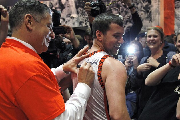 Auburn's new men's basketball coach, Bruce Pearl, autographs Clay Fleming's shirt Tuesday, March 18, 2014, in Auburn, Ala. (AP Photo/Butch Dill)
