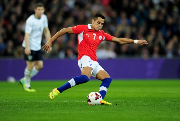LONDON, ENGLAND - NOVEMBER 15:  Alexis Sanchez of Chile in action during the international friendly match between England and Chile at Wembley Stadium on November 15, 2013 in London, England.  (Photo by Shaun Botterill/Getty Images)