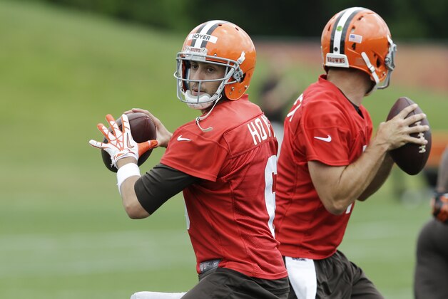 Cleveland Browns quarterback Brian Hoyer looks to pass at a mandatory minicamp practice at the NFL football team's facility in Berea, Ohio Wednesday, June 11, 2014. (AP Photo/Mark Duncan)