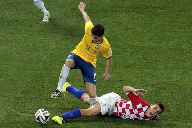 Brazil's Oscar, left, and Croatia's Mateo Kovacic, challenge for the ball during the group A World Cup soccer match between Brazil and Croatia, the opening game of the tournament, in the Itaquerao Stadium in Sao Paulo, Brazil, Thursday, June 12, 2014.  (AP Photo/Shuji Kajiyama)