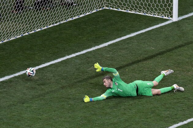 Croatia's goalkeeper Stipe Pletikosa fails to make a safe as Brazil's Oscar scores his side's third goal during the group A World Cup soccer match between Brazil and Croatia, the opening game of the tournament, in the Itaquerao Stadium in Sao Paulo, Brazil, Thursday, June 12, 2014.  (AP Photo/Shuji Kajiyama)