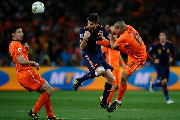 JOHANNESBURG, SOUTH AFRICA - JULY 11:  Nigel De Jong of the Netherlands tackles Xabi Alonso of Spain during the 2010 FIFA World Cup South Africa Final match between Netherlands and Spain at Soccer City Stadium on July 11, 2010 in Johannesburg, South Africa. (Photo by Laurence Griffiths/Getty Images)