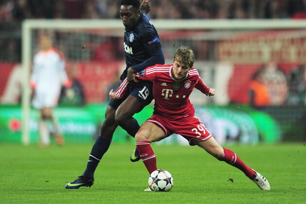 MUNICH, GERMANY - APRIL 09: Danny Welbeck of Manchester United challenges Toni Kroos of Bayern Muenchen during the UEFA Champions League Quarter Final second leg match between FC Bayern Muenchen and Manchester United at Allianz Arena on April 9, 2014 in Munich, Germany.  (Photo by Shaun Botterill/Getty Images)