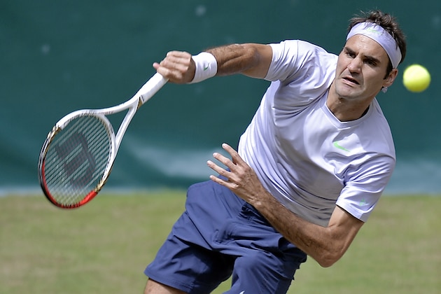 Switzerland's Roger Federer  serves  the ball to  Mikhail Youzhny of Russia  during  the final of the  ATP Gerry Weber Open tennis tournament  in Halle , Westphalia, Germany, Sunday, June 16, 2013. (AP Photo/Martin Meissner)