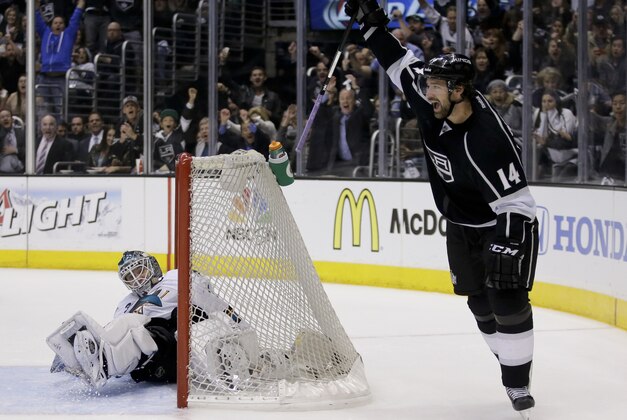 Los Angeles Kings right wing Justin Williams, right, celebrates his goal past San Jose Sharks goalie Antti Niemi during the second period in Game 4 of an NHL hockey first-round playoff series in Los Angeles, Thursday, April 24, 2014. (AP Photo/Chris Carlson)