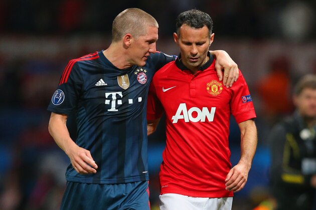MANCHESTER, ENGLAND - APRIL 01:  Bastian Schweinsteiger of Bayern Muenchen and Ryan Giggs of Manchester United walk in at half time during the UEFA Champions League Quarter Final first leg match between Manchester United and FC Bayern Muenchen at Old Trafford on April 1, 2014 in Manchester, England.  (Photo by Alex Livesey/Getty Images)
