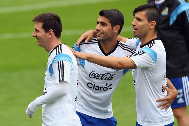 VESPAISANO, BRAZIL - JUNE 12: (L-R) Lionel Messi, Augusto Fernandez and Sergio Aguero of Argentina during a training session on June 12, 2014 in Vespasiano, Brazil.  (Photo by Ronald Martinez/Getty Images)