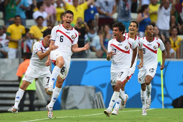 FORTALEZA, BRAZIL - JUNE 14:  Oscar Duarte of Costa Rica (2nd L) celebrates scoring his team's second goal with teammates during the 2014 FIFA World Cup Brazil Group D match between Uruguay and Costa Rica at Castelao on June 14, 2014 in Fortaleza, Brazil.  (Photo by Laurence Griffiths/Getty Images)