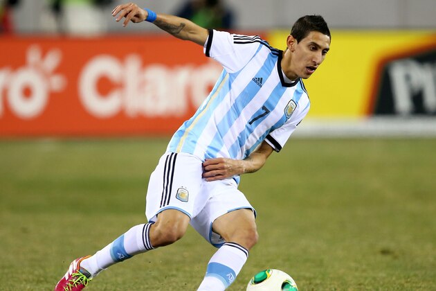 EAST RUTHERFORD, NJ - NOVEMBER 15:  Angel Di Maria #7 of Argentina takes the ball against Ecuador during a friendly match at MetLife Stadium on November 15, 2013 in East Rutherford, New Jersey.  (Photo by Elsa/Getty Images)