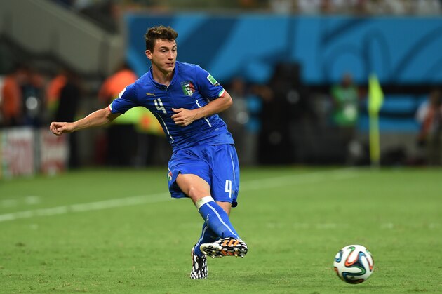 MANAUS, BRAZIL - JUNE 14:  Matteo Darmian of Italy controls the ball during the 2014 FIFA World Cup Brazil Group D match between England and Italy at Arena Amazonia on June 14, 2014 in Manaus, Brazil.  (Photo by Claudio Villa/Getty Images)