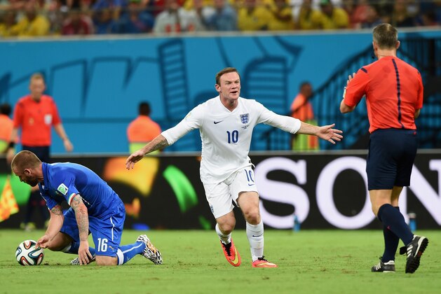 MANAUS, BRAZIL - JUNE 14: Wayne Rooney of England gestures toward referee Bjorn Kuipers during the 2014 FIFA World Cup Brazil Group D match between England and Italy at Arena Amazonia on June 14, 2014 in Manaus, Brazil.  (Photo by Claudio Villa/Getty Images)