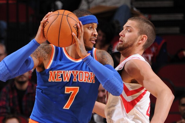 HOUSTON, TX - JANUARY 3:  Carmelo Anthony #7 of the New York Knicks drives against Chandler Parsons #25 of the Houston Rockets on January 3, 2014 at the Toyota Center in Houston, Texas. NOTE TO USER: User expressly acknowledges and agrees that, by downloading and or using this photograph, User is consenting to the terms and conditions of the Getty Images License Agreement. Mandatory Copyright Notice: Copyright 2014 NBAE (Photo by Bill Baptist/NBAE via Getty Images)