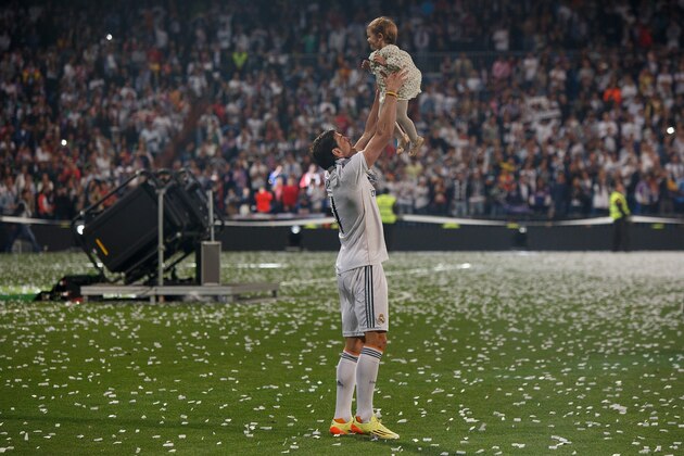 MADRID, SPAIN - MAY 25:  Real Madrid player Gareth Bale plays with his daughter during the Real Madrid celebration the day after winning the UEFA Champions League final at Santiago Bernabeu Stadium on May 25, 2014 in Madrid, Spain. Real Madrid CF achieves their tenth European Cup at Lisbon at Lisbon 12 years later.  (Photo by Pablo Blazquez Dominguez/Getty Images)