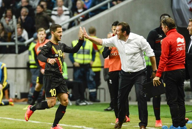 Belgium's Eden Hazard, left, gets a high five from coach Marc Wilmots after Hazard's goal to make the score 0-2 during the friendly soccer match between Sweden and Belgium at Friends Arena in Solna, Sweden, Sunday June 1, 2014. (AP photo / TT News Agency, Janerik Henriksson)  SWEDEN OUT