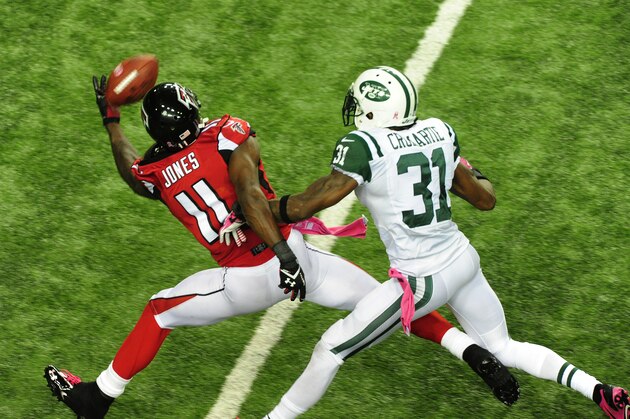 ATLANTA, GA - OCTOBER 7: Julio Jones #11 of the Atlanta Falcons makes a one-handed catch against Antonio Cromartie #31 of the New York Jets at the Georgia Dome on October 7, 2013 in Atlanta, Georgia. (Photo by Scott Cunningham/Getty Images)