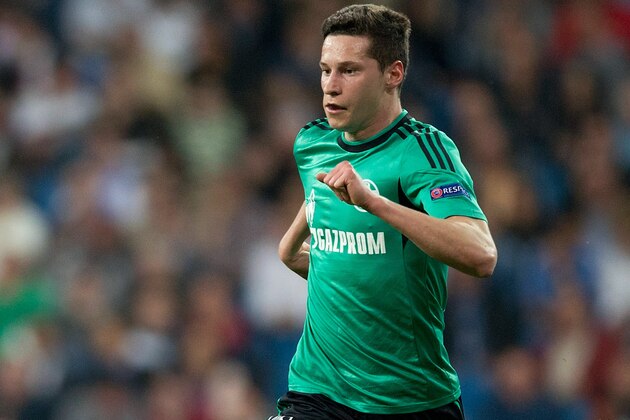 MADRID, SPAIN - MARCH 18: Julian Draxler of FC Schalke 04 controls the ball during the UEFA Champions League Round of 16 second leg match at Estadio Santiago Bernabeu on March 18, 2014 in Madrid, Spain.  (Photo by Gonzalo Arroyo Moreno/Getty Images)
