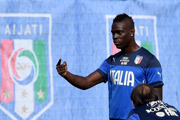 RIO DE JANEIRO, BRAZIL - JUNE 16:  Mario Balotelli of Italy during a training session on June 16, 2014 in Rio de Janeiro, Brazil.  (Photo by Claudio Villa/Getty Images)