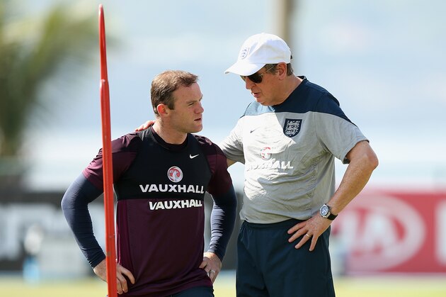 RIO DE JANEIRO, BRAZIL - JUNE 16:  Wayne Rooney of England talks to Roy Hodgson of England during a training session at the Urca military base (Forte de Urca) training ground at on June 16, 2014 in Rio de Janeiro, Brazil.  (Photo by Richard Heathcote/Getty Images)