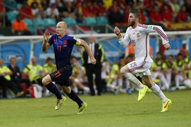 Netherlands' Arjen Robben outruns Spain's Sergio Ramos to score his side's fifth goal during the group B World Cup soccer match between Spain and the Netherlands at the Arena Ponte Nova in Salvador, Brazil, Friday, June 13, 2014. (AP Photo/Wong Maye-E)