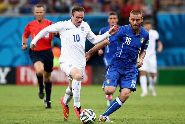 MANAUS, BRAZIL - JUNE 14:  Wayne Rooney of England and Daniele De Rossi of Italy battle for the ball during the 2014 FIFA World Cup Brazil Group D match between England and Italy at Arena Amazonia on June 14, 2014 in Manaus, Brazil.  (Photo by Adam Pretty/Getty Images)