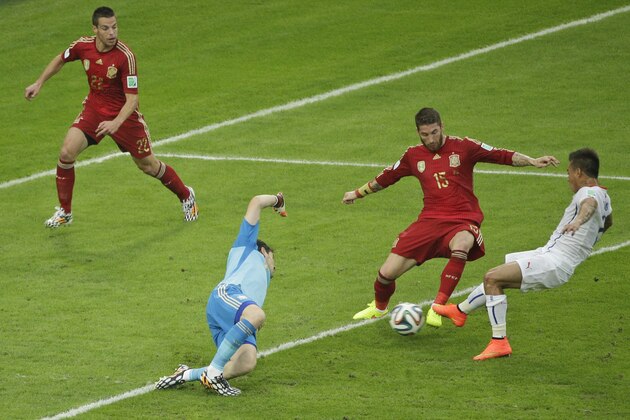 Chile's Eduardo Vargas, right in white, scores the opening goal during the group B World Cup soccer match between Spain and Chile at the Maracana Stadium in Rio de Janeiro, Brazil, Wednesday, June 18, 2014.  (AP Photo/Christophe Ena)