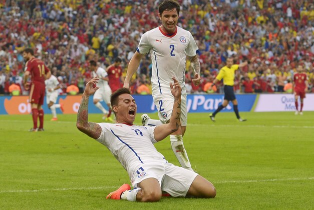 Chile's Eduardo Vargas celebrates after scoring the opening goal during the group B World Cup soccer match between Spain and Chile at the Maracana Stadium in Rio de Janeiro, Brazil, Wednesday, June 18, 2014. (AP Photo/Manu Fernandez) Chile's Eduardo Vargas celebrates after scoring the opening goal during the group B World Cup soccer match between Spain and Chile at the Maracana Stadium in Rio de Janeiro, Brazil, Wednesday, June 18, 2014. (AP Photo/Manu Fernandez)