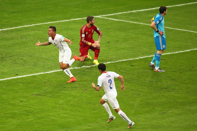 RIO DE JANEIRO, BRAZIL - JUNE 18:  Eduardo Vargas of Chile celebrates after scoring his team's first goal past Iker Casillas of Spain (R) during the 2014 FIFA World Cup Brazil Group B match between Spain and Chile at Maracana on June 18, 2014 in Rio de Janeiro, Brazil.  (Photo by Julian Finney/Getty Images)
