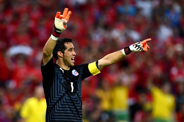 RIO DE JANEIRO, BRAZIL - JUNE 18:  Claudio Bravo of Chile in action during the 2014 FIFA World Cup Brazil Group B match between Spain and Chile at Maracana on June 18, 2014 in Rio de Janeiro, Brazil.  (Photo by Matthias Hangst/Getty Images)