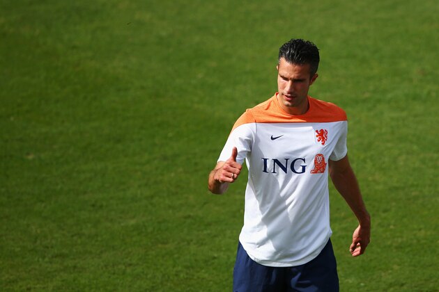 RIO DE JANEIRO, BRAZIL - JUNE 14:  Robin van Persie gives a thumbs up to the ball boys during the Netherlands training session at the 2014 FIFA World Cup Brazil held at the Estadio Jose Bastos Padilha Gavea on June 14, 2014 in Rio de Janeiro, Brazil.  (Photo by Dean Mouhtaropoulos/Getty Images)