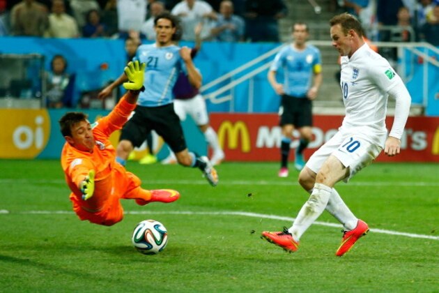 SAO PAULO, BRAZIL - JUNE 19: Wayne Rooney of England scores his team's first goal past Fernando Muslera of Uruguay during the 2014 FIFA World Cup Brazil Group D match between Uruguay and England at Arena de Sao Paulo on June 19, 2014 in Sao Paulo, Brazil.  (Photo by Clive Rose/Getty Images)