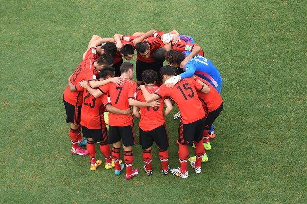 FORTALEZA, BRAZIL - JUNE 17:  Mexico players huddle during the 2014 FIFA World Cup Brazil Group A match between Brazil and Mexico at Castelao on June 17, 2014 in Fortaleza, Brazil.  (Photo by Pool/Getty Images)