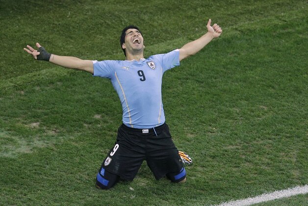 Uruguay's Luis Suarez celebrates scoring 2-1 during the group D World Cup soccer match between Uruguay and England at the Itaquerao Stadium in Sao Paulo, Brazil, Thursday, June 19, 2014.  (AP Photo/Michael Sohn)