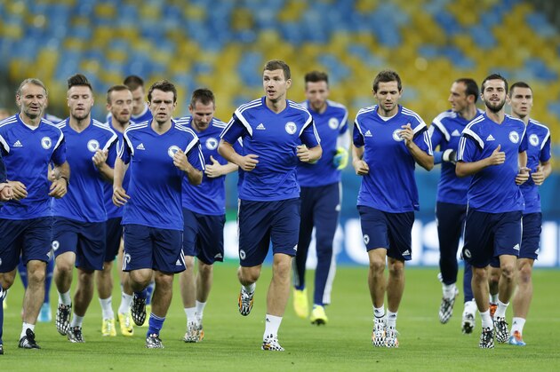 Bosnia's Edin Dzeko, center, jogs with teammates during a training session at the Maracana Stadium in Rio de Janeiro, Brazil, Saturday, June, 14, 2014. Bosnia-Herzegovina will face Argentina in group F of the 2014 soccer World Cup at the stadium on Sunday. (AP Photo/Victor R. Caivano)