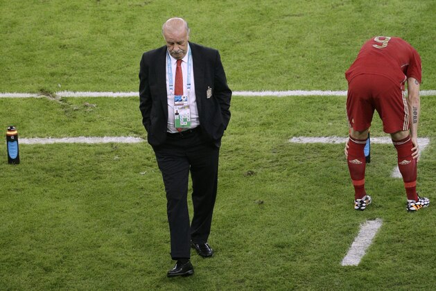 Spain's head coach Vicente Del Bosque, left, walks through the coach zone during the group B World Cup soccer match between Spain and Chile at the Maracana Stadium in Rio de Janeiro, Brazil, Wednesday, June 18, 2014.  (AP Photo/Christophe Ena)
