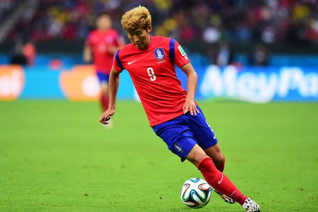 PORTO ALEGRE, BRAZIL - JUNE 22:  Son Heung-Min of South Korea controls the ball during the 2014 FIFA World Cup Brazil Group H match between South Korea and Algeria at Estadio Beira-Rio on June 22, 2014 in Porto Alegre, Brazil.  (Photo by Vinicius Costa/Getty Images)