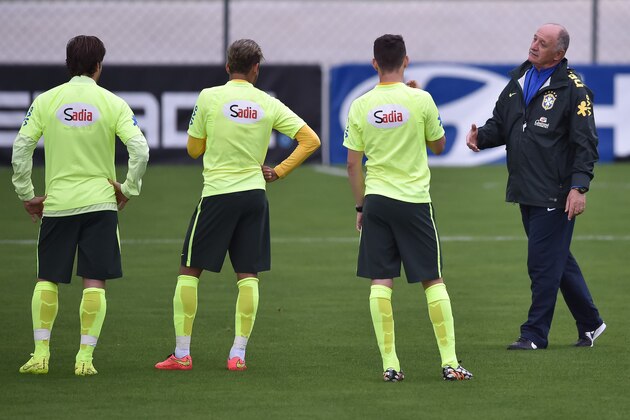 TERESOPOLIS, BRAZIL - JUNE 20: Head coach Luiz Felipe Scolari gives instructions for his players during a training session of the Brazilian national football team at the squad's Granja Comary training complex, on June 20, 2014 in Teresopolis, 90 km from downtown Rio de Janeiro, Brazil. (Photo by Buda Mendes/Getty Images)
