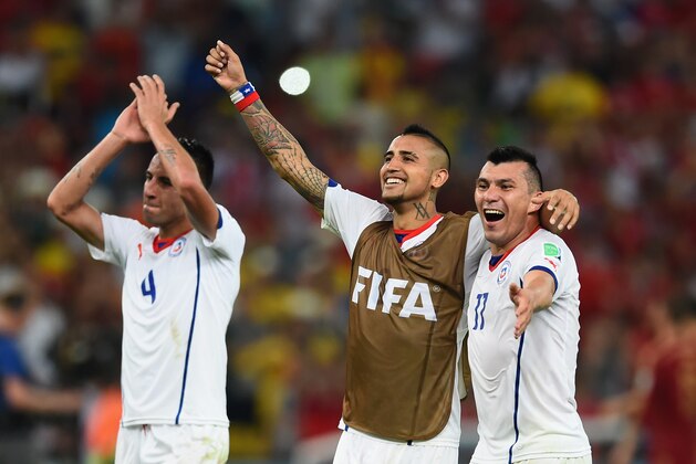 RIO DE JANEIRO, BRAZIL - JUNE 18:  Mauricio Isla, Arturo Vidal and Eduardo Vargas of Chile celebrate victory in the 2014 FIFA World Cup Brazil Group B match between Spain and Chile at Maracana on June 18, 2014 in Rio de Janeiro, Brazil.  (Photo by Matthias Hangst/Getty Images)
