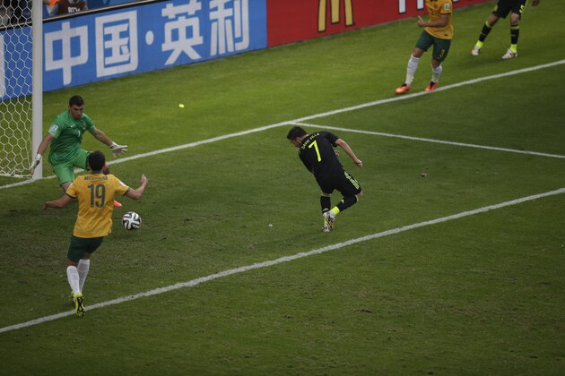 Spain's David Villa, right, scores his side's first goal during the group B World Cup soccer match between Australia and Spain at the Arena da Baixada in Curitiba, Brazil, Monday, June 23, 2014. (AP Photo/Michael Sohn)