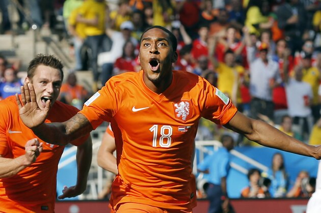 Netherlands' Leroy Fer celebrates scoring the opening goal during the group B World Cup soccer match between the Netherlands and Chile at the Itaquerao Stadium in Sao Paulo, Brazil, Monday, June 23, 2014. (AP Photo/Frank Augstein)