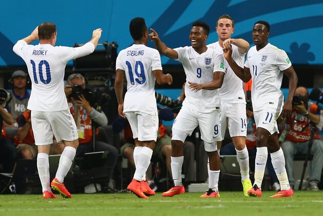 MANAUS, BRAZIL - JUNE 14: Daniel Sturridge of England (C) celebrates scoring his team's first goal with Wayne Rooney (L), Raheem Sterling (2nd L), Jordan Henderson (2nd R) and Danny Welbeck (R) during the 2014 FIFA World Cup Brazil Group D match between England and Italy at Arena Amazonia on June 14, 2014 in Manaus, Brazil.  (Photo by Elsa/Getty Images)