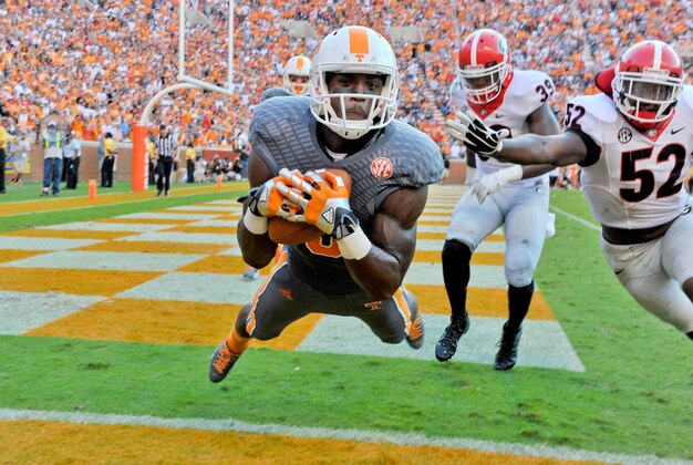 Oct 5, 2013; Knoxville, TN, USA; Tennessee Volunteers wide receiver Marquez North (8) catches a pass against Georgia Bulldogs linebacker Amarlo Herrera (52) for a touchdown during the second half at Neyland Stadium. Mandatory Credit: Jim Brown-USA TODAY Sports