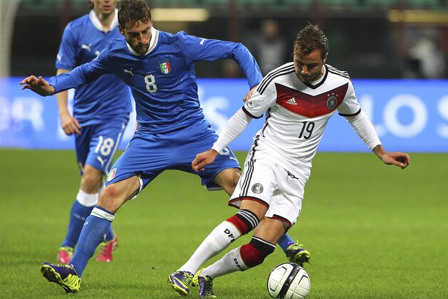 MILAN, ITALY - NOVEMBER 15:  Mario Gotze (R) of Germany compete for the ball with Claudio Marchisio (L) of Italy during the international friendly match between Italy and Germany at Giuseppe Meazza Stadium on November 15, 2013 in Milan, Italy.  (Photo by Marco Luzzani/Getty Images)