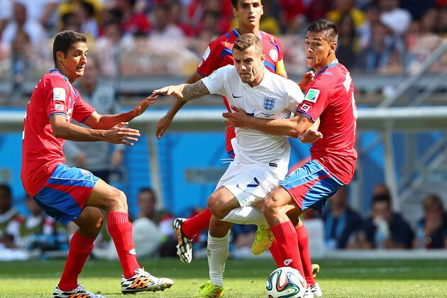 BELO HORIZONTE, BRAZIL - JUNE 24:  Jack Wilshere of England is challenged by Celso Borges (L) and Oscar Duarte of Costa Rica during the 2014 FIFA World Cup Brazil Group D match between Costa Rica and England at Estadio Mineirao on June 24, 2014 in Belo Horizonte, Brazil.  (Photo by Quinn Rooney/Getty Images)