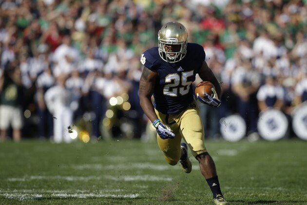 Notre Dame 's Tarean Folston (25) runs during the first half of an NCAA college football game against Oklahoma Saturday, Sept. 28, 2013, in South Bend, Ind. (AP Photo/Darron Cummings)