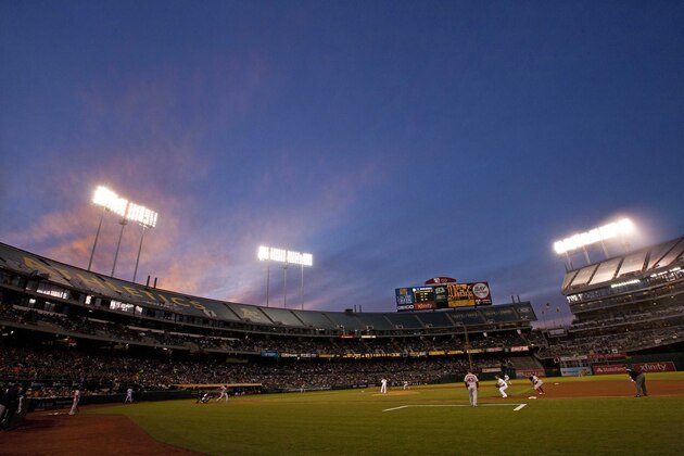 OAKLAND, CA - JUNE 19:  Scott Kazmir #26 of the Oakland Athletics pitches to Xander Bogaerts #2 of the Boston Red Sox during the sixth inning at O.co Coliseum on June 19, 2014 in Oakland, California. (Photo by Jason O. Watson/Getty Images)