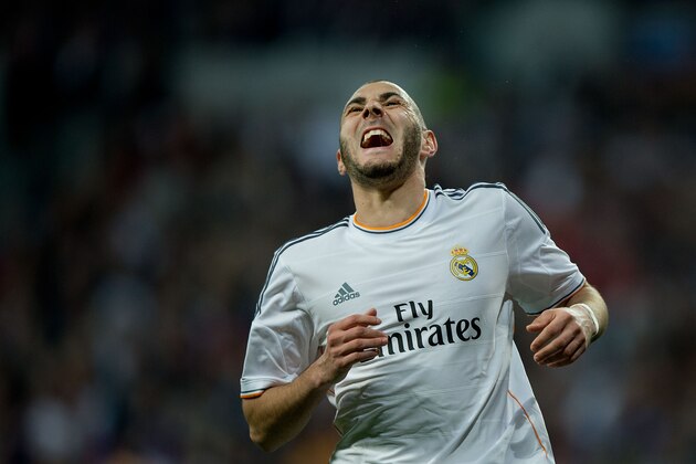 MADRID, SPAIN - MARCH 09:  Karim Benzema of Real Madrid CF reacts as he fail to score during the La Liga match between Real Madrid CF and Levante UD at Estadio Satiago Bernabeu on March 9, 2014 in Madrid, Spain.  (Photo by Gonzalo Arroyo Moreno/Getty Images)