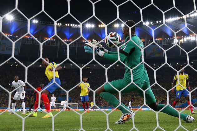 RIO DE JANEIRO, BRAZIL - JUNE 25:  Alexander Dominguez of Ecuador makes a save during the 2014 FIFA World Cup Brazil Group E match between Ecuador and France at Maracana on June 25, 2014 in Rio de Janeiro, Brazil.  (Photo by Clive Rose/Getty Images)