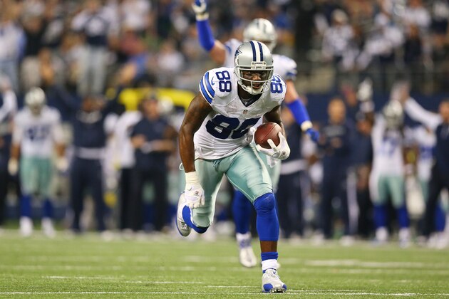 ARLINGTON, TX - DECEMBER 29:  Dez Bryant #88 of the Dallas Cowboys carries a pass for a fourth quarter touchdown against the Philadelphia Eagles at Cowboys Stadium on December 29, 2013 in Arlington, Texas.  (Photo by Ronald Martinez/Getty Images)
