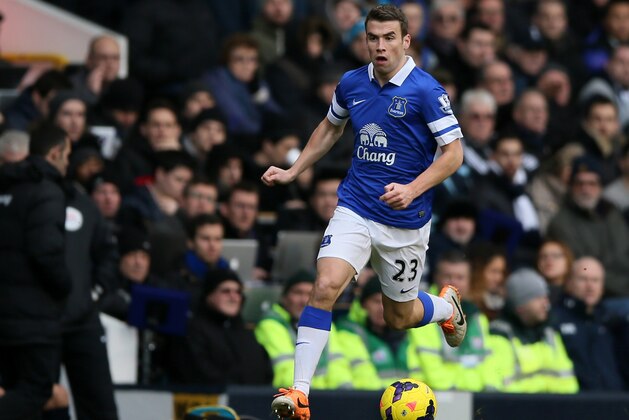 Everton's Seamus Coleman looks to pass the ball during the English Premier League soccer match between Tottenham Hotspur and Everton at the White Hart Lane stadium in London, Sunday, Feb. 9, 2014. (AP Photo/Alastair Grant)